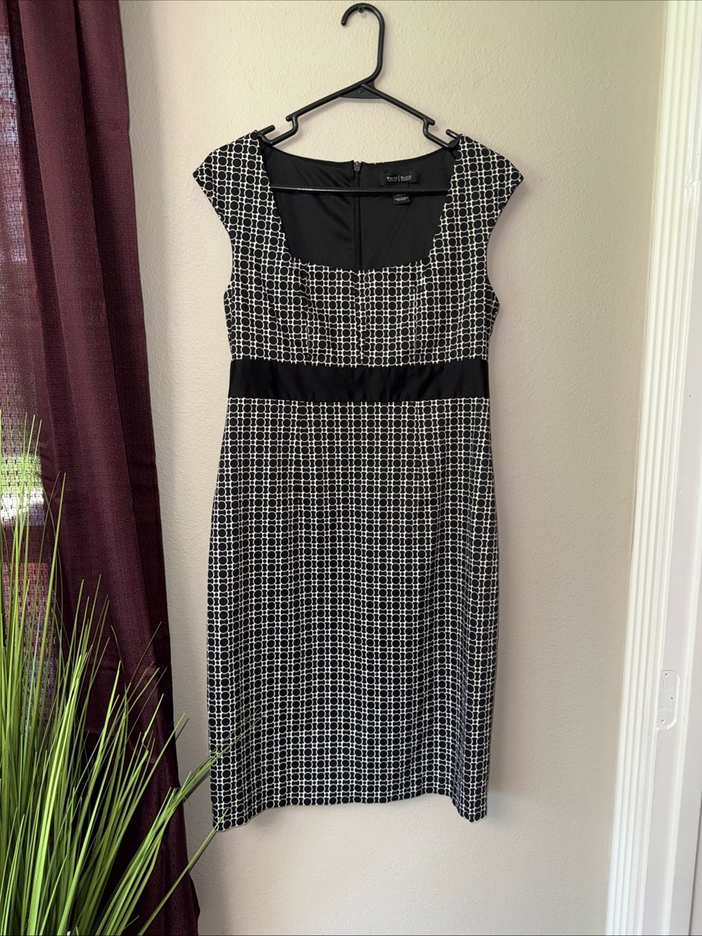 #889 White House Black Market Geometric Sheath Dress Size 6
